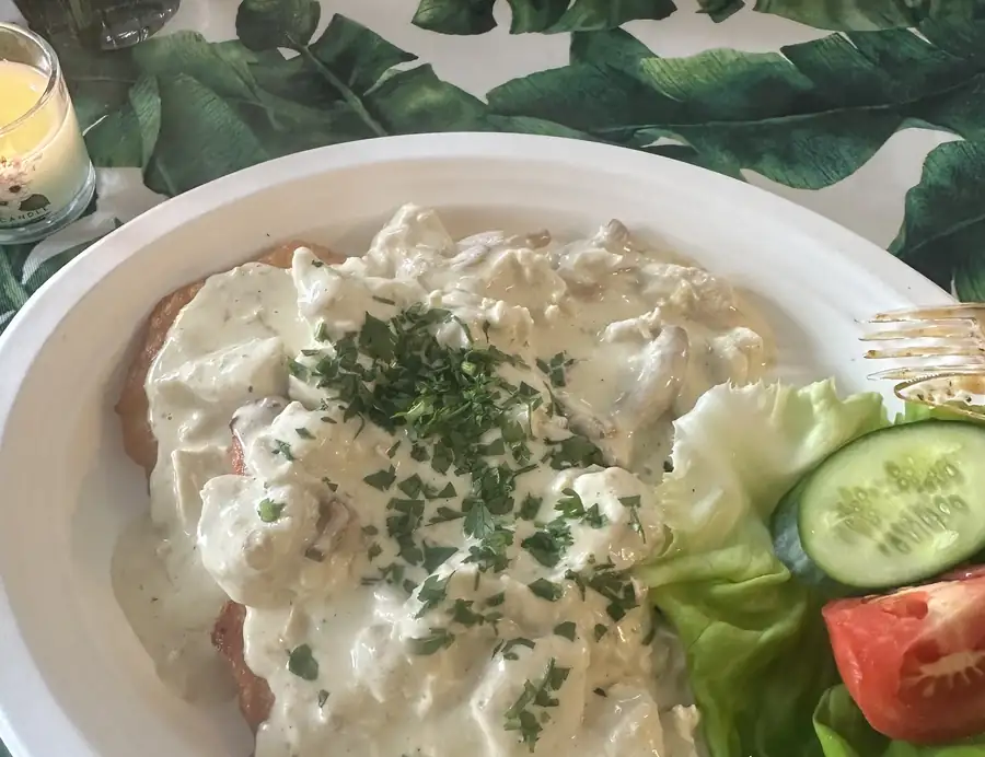 Danie obiadowe w jasnym sosie ze szczypiorkiem, z ogórkiem i pomidorem