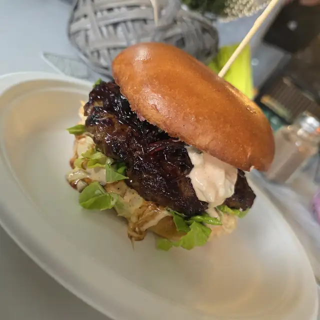 Burger na białym talerzu