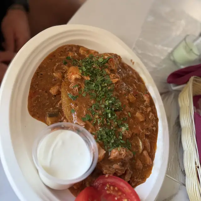 Placek po węgiersku ze śmietaną i pomidorem