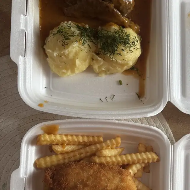 Zrazy z ziemniakami i nuggetsy z frytkami w pudełkach na wynos
